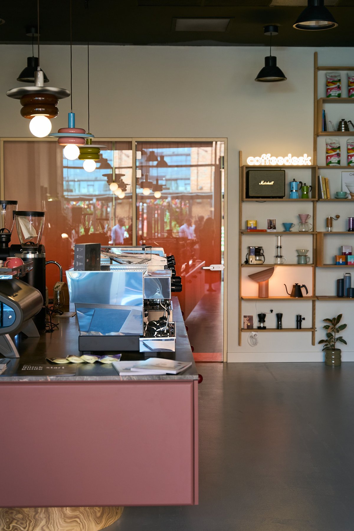 Wnętrze showroomu Coffeedesk Business Spot