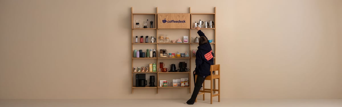 Regał sprzedażowy z produktami Coffeedesk